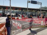 Integrantes de la CNTE, ayer, durante la toma de la caseta en la autopista México-Cuernavaca.