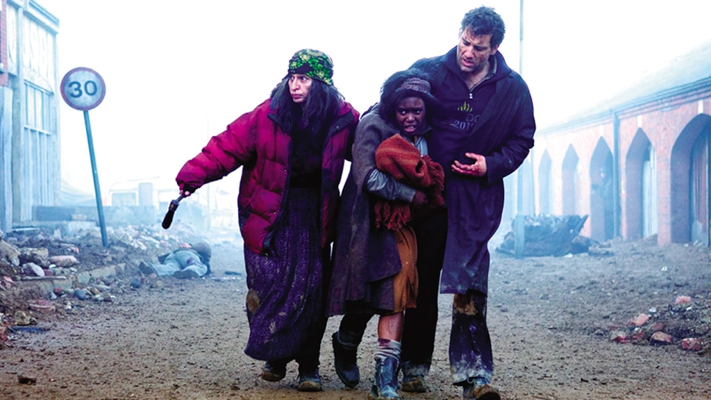 Theo Faron (Clive Owen) protege a Kee (Clare-Hope Ashitey), una joven embarazada, en un mundo devastado.