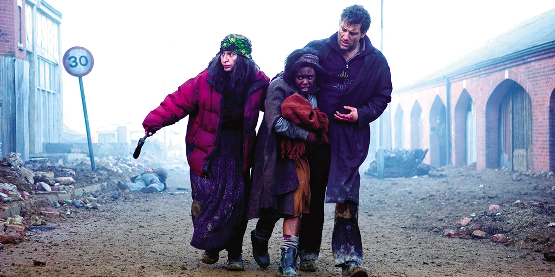 Theo Faron (Clive Owen) protege a Kee (Clare-Hope Ashitey), una joven embarazada, en un mundo devastado.