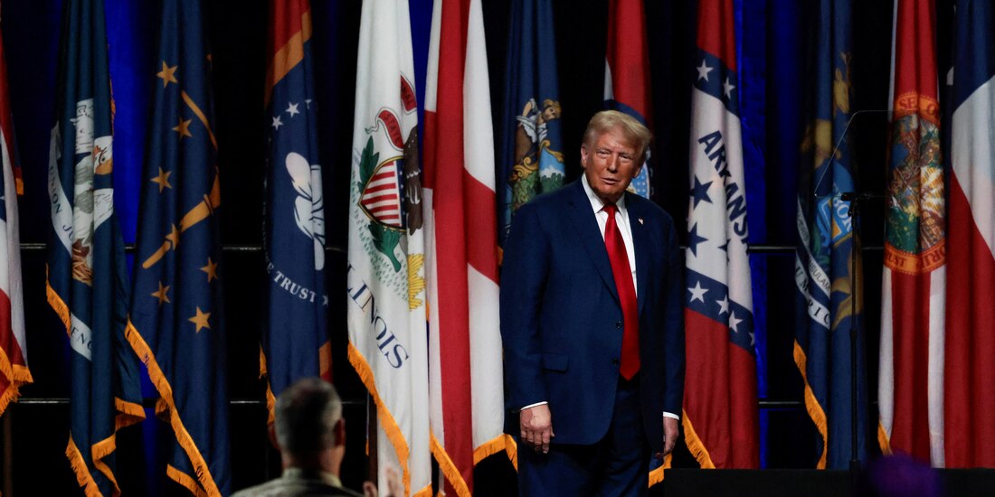 El aspirante republicano a un segundo mandato, Donald Trump, posa ante las cámaras durante un evento político en Detroit, ayer.