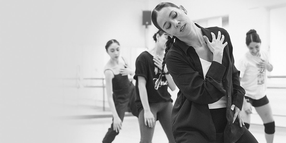 LA COREÓGRAFA Melva Olivas con bailarines en un ensayo.
