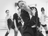 LA COREÓGRAFA Melva Olivas con bailarines en un ensayo.