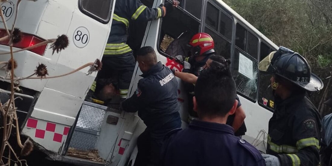 Personal de seguridad y médico llegó al lugar del accidente.
