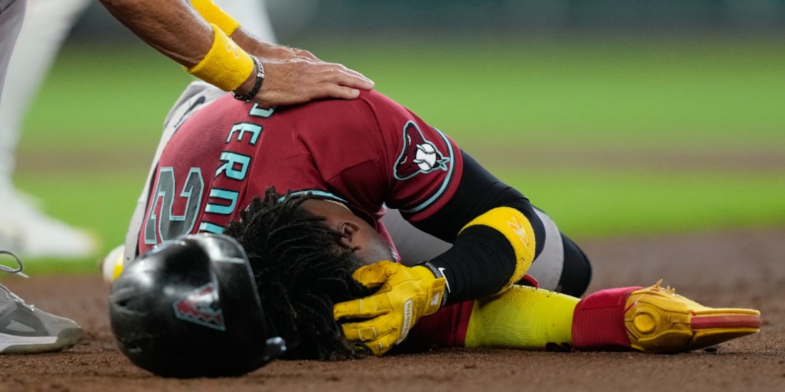 Geraldo Perdomo tirado en el diamante tras recibir un pelotazo.