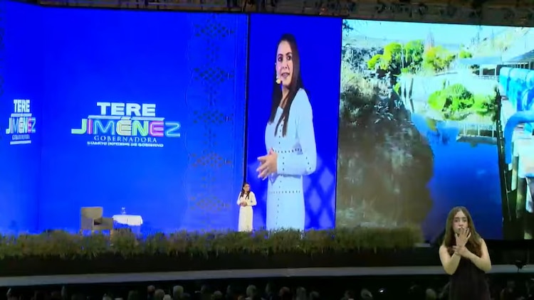 Tere Jiménez, gobernadora de Aguascalientes, da mensaje por su Cuarto Informe de Gobierno.