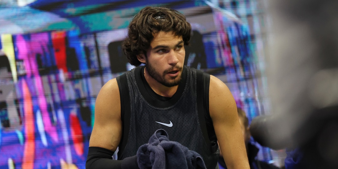 Carlos Alcaraz tras vomitar al final del cuarto de set del duelo contra Ben Shelton en los cuartos de final del US Open.