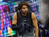 Carlos Alcaraz tras vomitar al final del cuarto de set del duelo contra Ben Shelton en los cuartos de final del US Open.