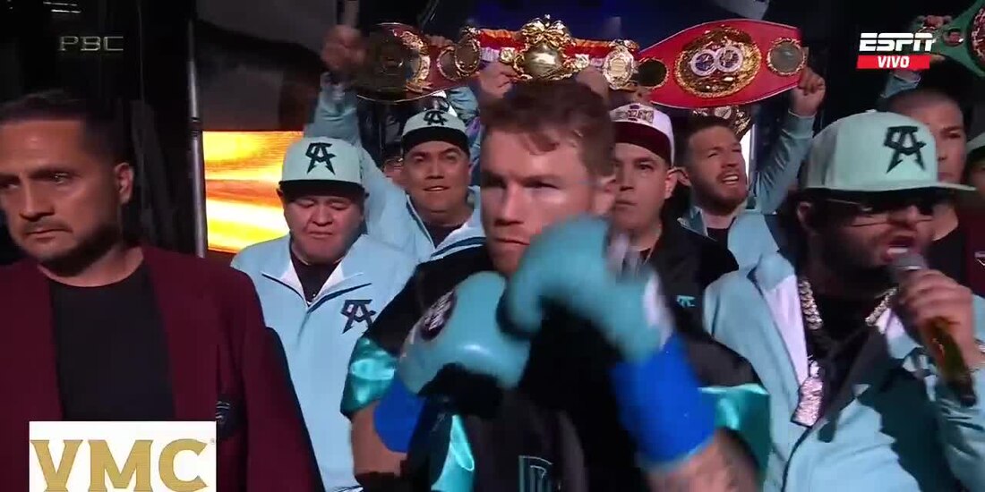 El Canelo Álvarez caminó rumbo al ring para su pelea con Jaime Munguía acompañado de Luis R. Conriquez