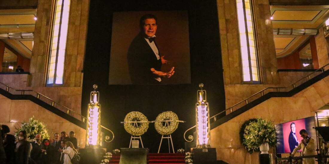 En urna con las cenizas del histrión se leía el epitafio: “Se acabó la función, no estén chingando...”.