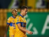 Jesús Dueñas y Diego Reyes después de un partido de Tigres en el Guard1anes 2021 de la Liga MX.