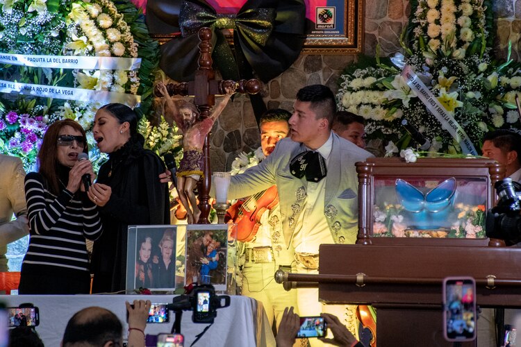 Viola canta para su hermana Paquita
