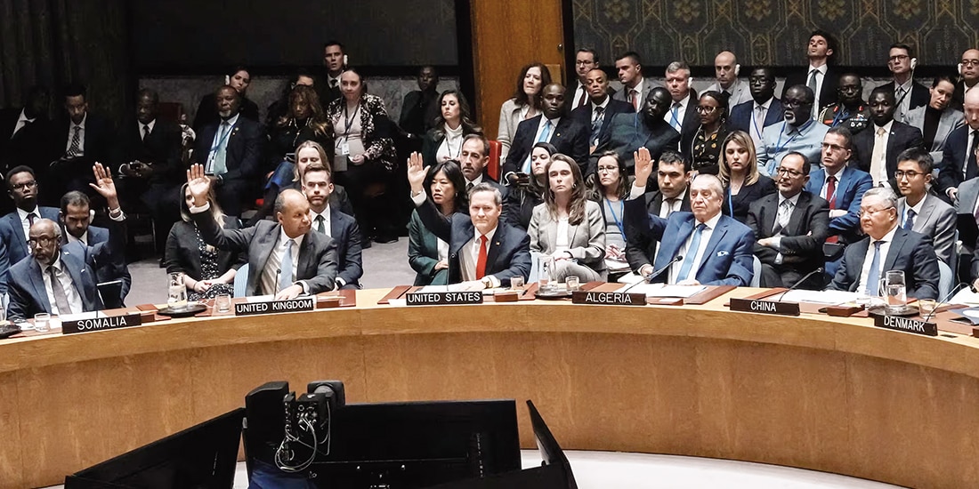 Miembros del Consejo de Seguridad de la ONU votan a favor de un proyecto para autorizar una Fuerza Internacional de Estabilización en Gaza, ayer.