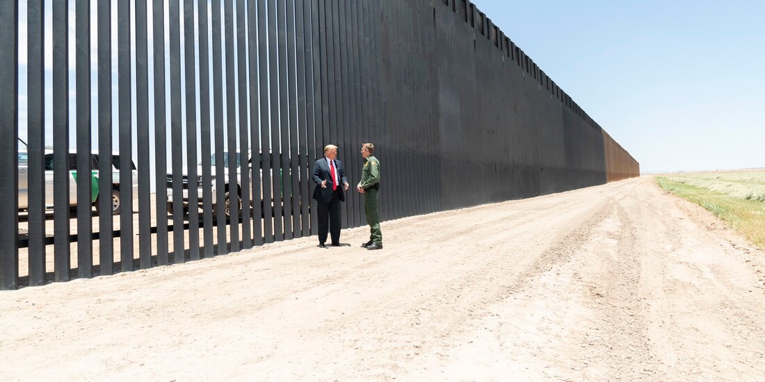 Donald Trump, durante una visita al muro fronterizo en Arizona.