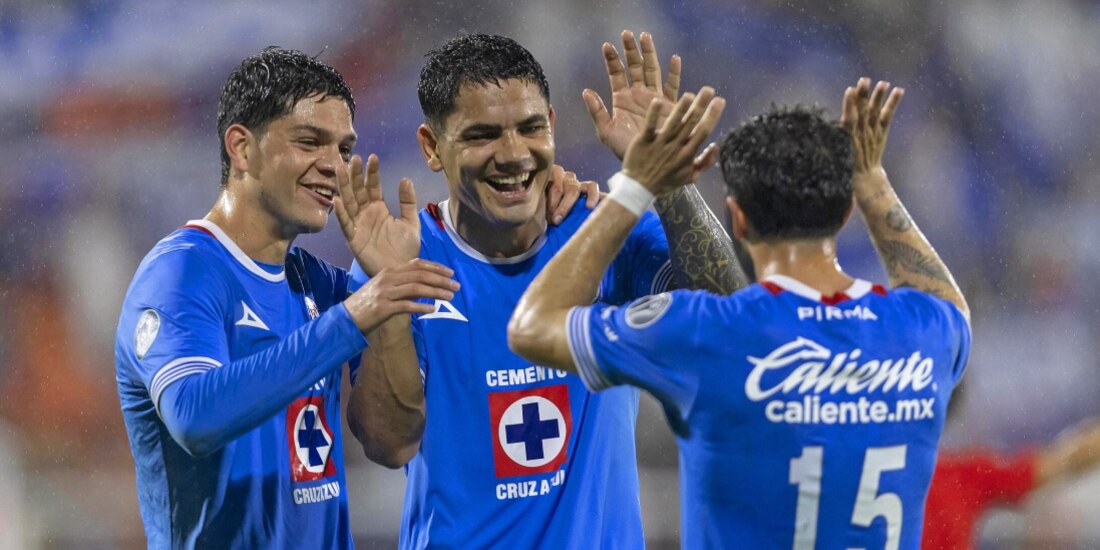 Futbolistas de La Máquina celebran uno de sus goles, anoche.