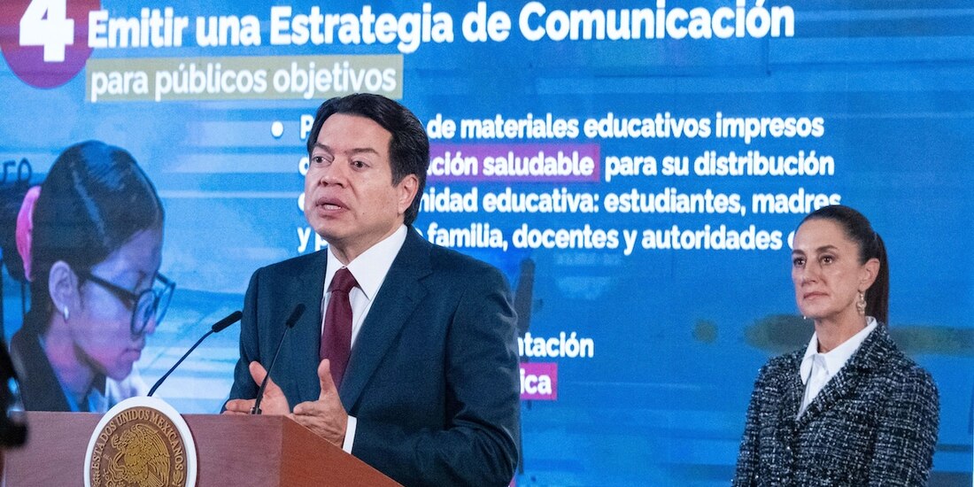 La Presidenta Claudia Sheinbaum observa la presentación del titular de la SEP, Mario Delgado, ayer.