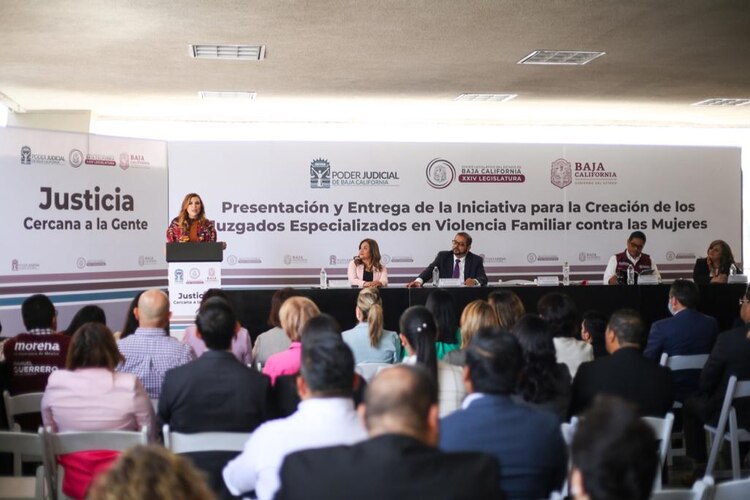 La gobernadora de Baja California en la ceremonia.
