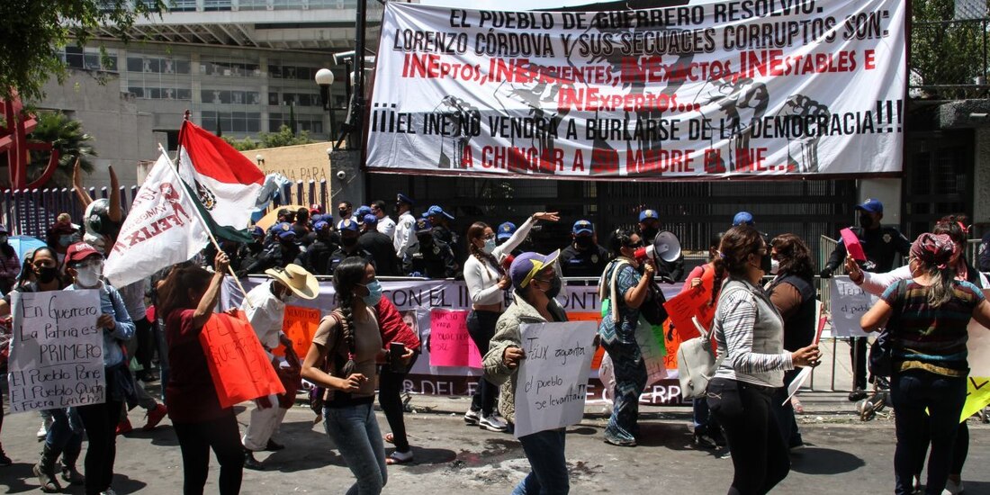 Simpatizantes de Morena y en específico de su ex candidato a la gobernatura del estado de Guerrero, Félix Salgado Macedonio, mantienen un plantón a las afueras del Instituto Nacional Electoral