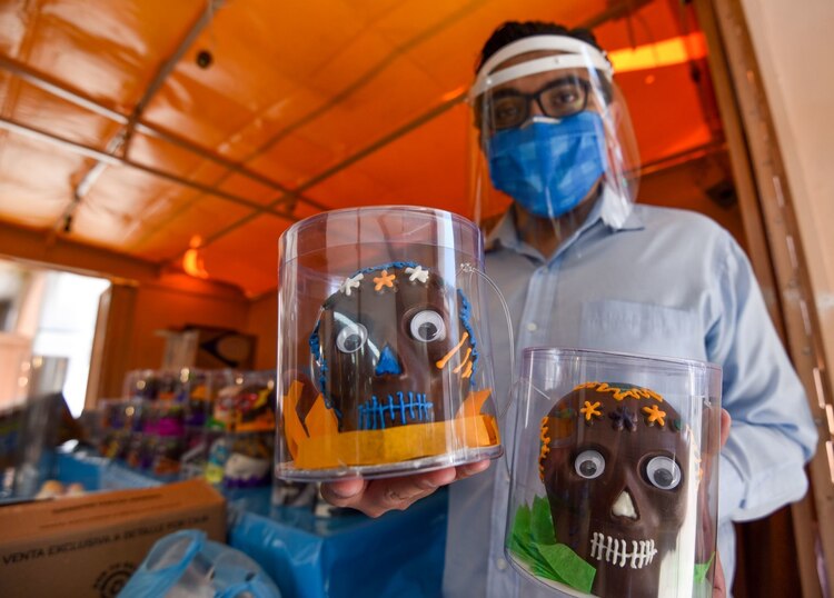 Ante la contingencia por COVID-19 y el semáforo en naranja en el Estado de México, la tradicional Feria del Alfeñique se vio reducida en tiempo y número de puestos de venta de dulces