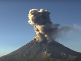 La columna de vapor y ceniza que surgió ayer del volcán Popocatépetl alcanzó dos mil metros de altura.