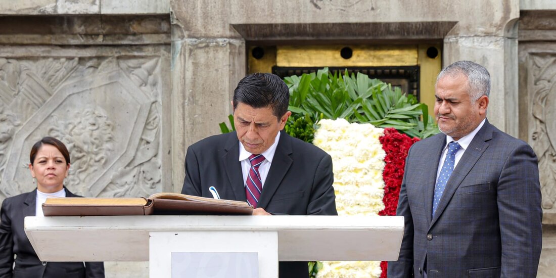Salomón Jara, gobernador de Oaxaca (izquierda).