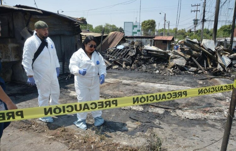 Autoridades capitalinas comenzaron co el retiro de los escombros, el sábado.