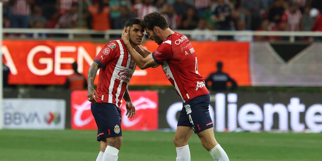 Victor Guzman celebra su gol 1-1 con Antonio Briseño en el Chivas vs Cruz Azul, Jornada 16 del Clausura 2023 de la Liga MX.