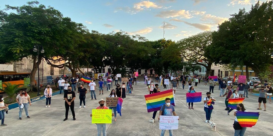 La comunidad LGBT+ protestó ayer, para exigir al Congreso de Yucatán que reconozca estas uniones.