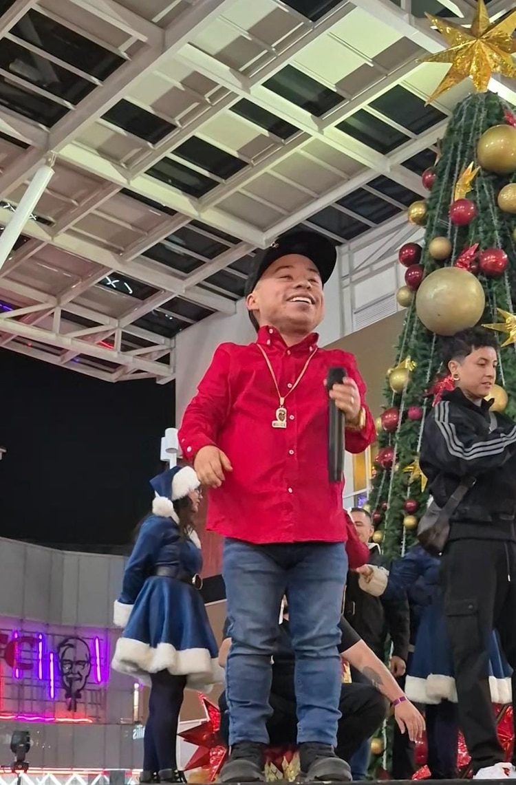 Abelito en el encendido del árbol de Encuentro Oceanía