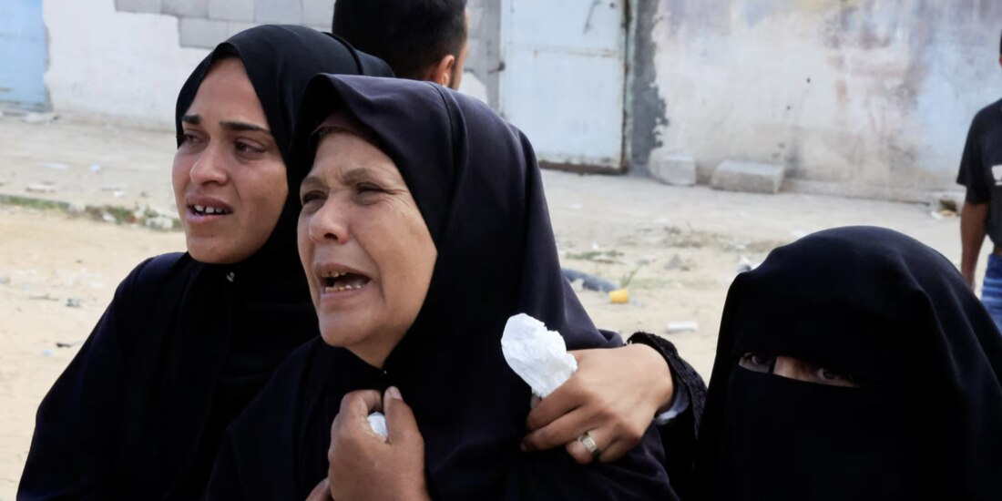Mujeres lloran la muerte de familiares, luego de ataques israelíes, ayer.