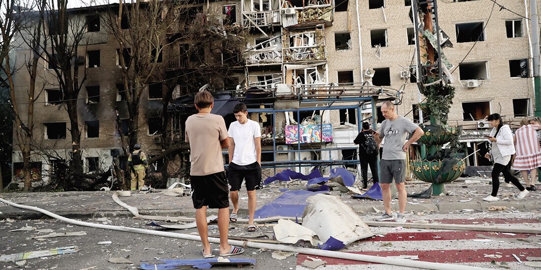 Residentes de Zaporiyia ven sus hogares destruidos tras un ataque aéreo ruso, el pasado 30 de agosto.