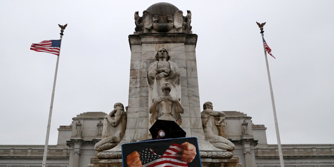 Un manifestante cerca del Capitolio, en el tercer día del segundo juicio político del expresidente de los Estados Unidos, Donald Trump.<br>