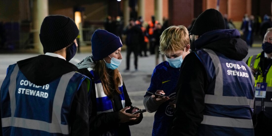 Personal sanitario revisa los certificados de vacunación de asistentes a un evento deportivo, ayer.