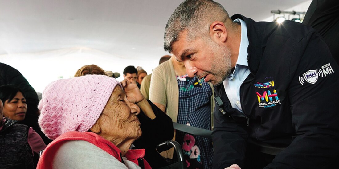 Mauricio Tabe saluda a una mujer de la tercera edad, ayer.