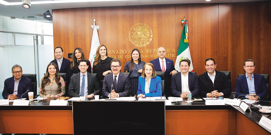 Miembros de la Jucopo en el Senado, ayer, al reunirse con Roberto Velasco (3° de izq. a der.).