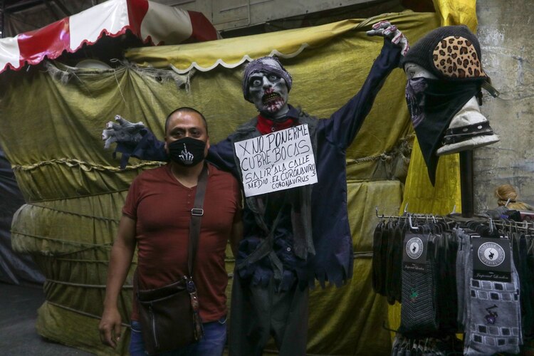 Un comerciante vende cubrebocas de tela estampados a $25 cada uno en la explanada de la alcaldía Iztapalapa