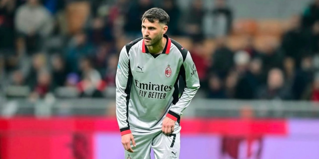 Santi Giménez en un partido con el Milan la temporada pasada.