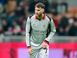 Santi Giménez en un partido con el Milan la temporada pasada.