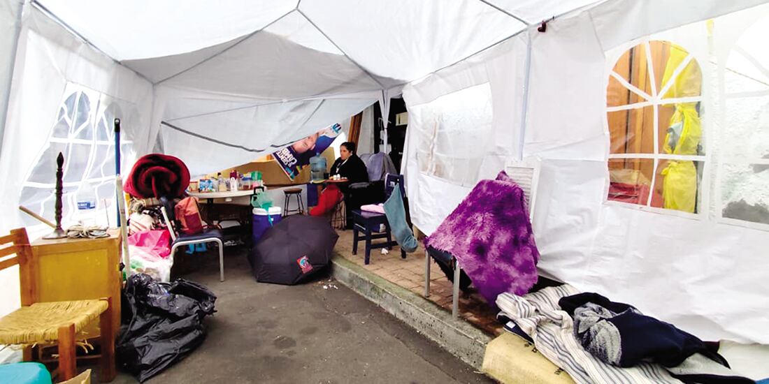 Vecinos desalojados viven en un campamento improvisado, ayer.