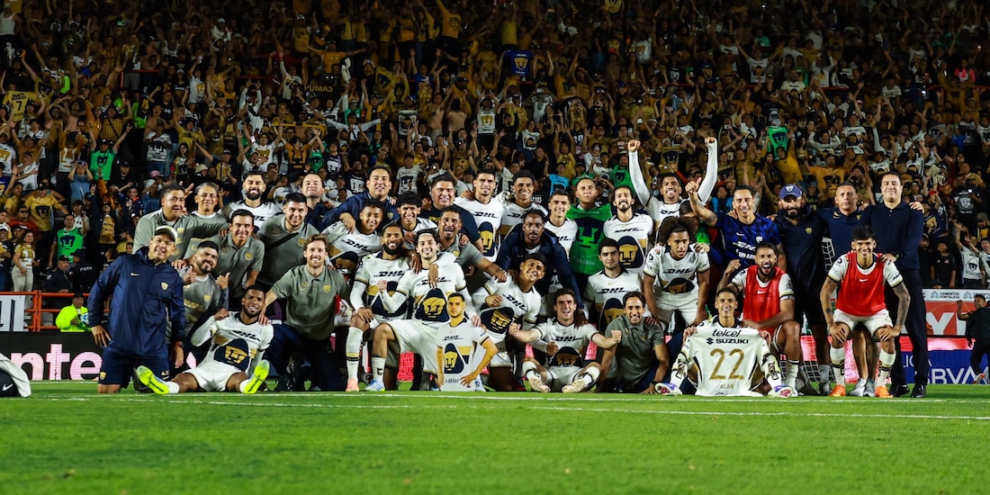 Jugadores de Pumas festejan su liderato en el Clausura 2026 de la Liga MX.