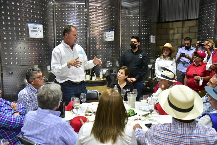 En la gira estuvo acompañado de la formula “Va por Sonora”, entre ellos, Nancy Novela, candidata a la Presidencia Municipal de Cananea.