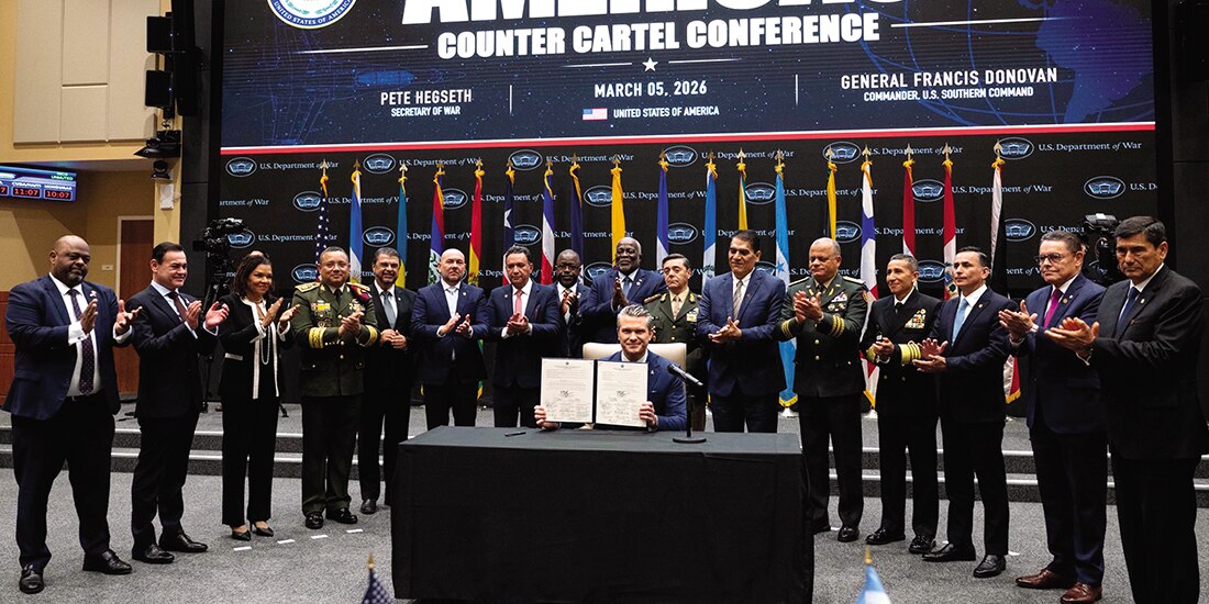 Pete Hegseth, secretario de Guerra de EU (c), ayer, en la firma del acuerdo.