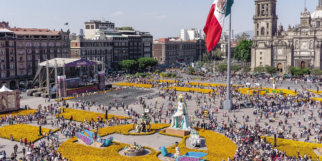 Miles de personas acudieron a la apertura de la megaofrenda, ayer.