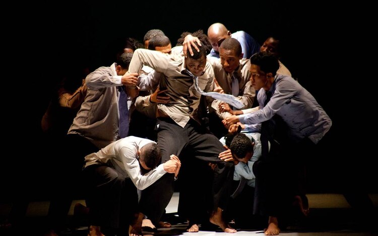 Bailarines de Sankofa Danzafro, en el montaje La ciudad de los otros.