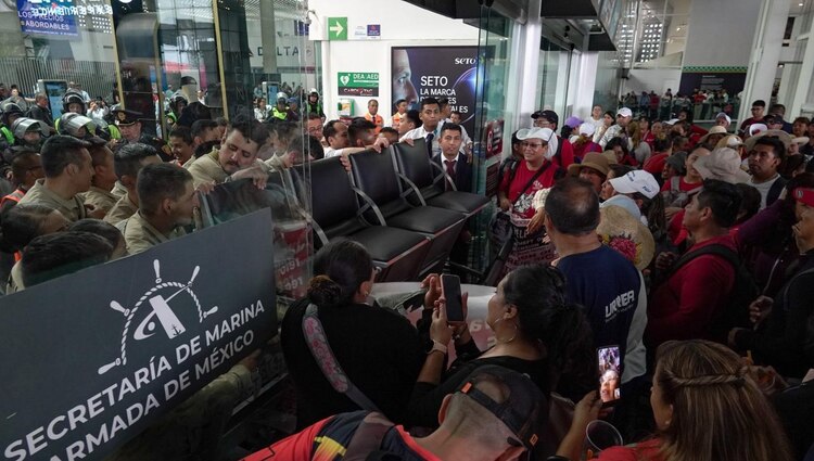 Integrantes de la CNTE bloquearon el AICM.