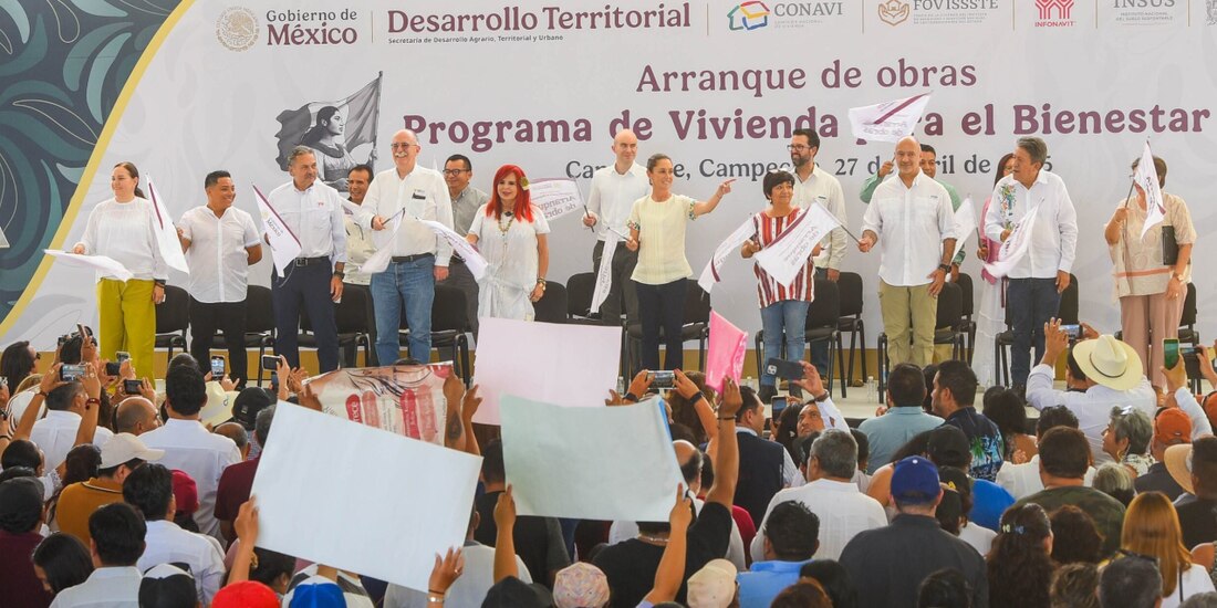 La mandataria (centro) durante su gira por Campeche, ayer.