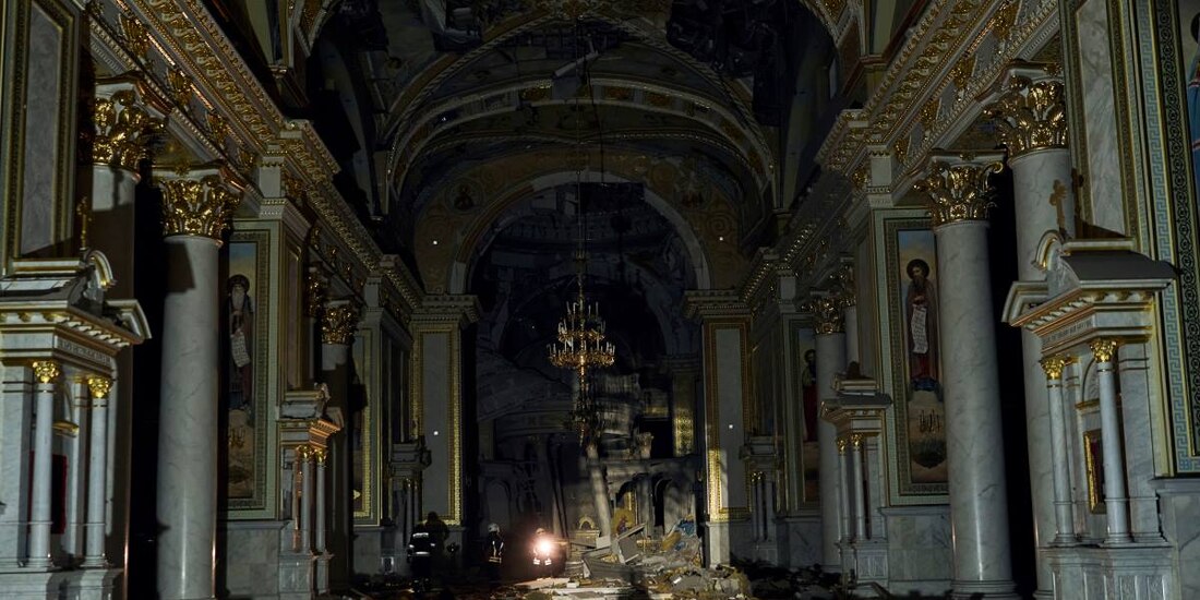 Bomberos caminan dentro de la catedral de Transfiguración de Odesa, muy dañada por un ataque de misiles en Odesa, Ucrania.