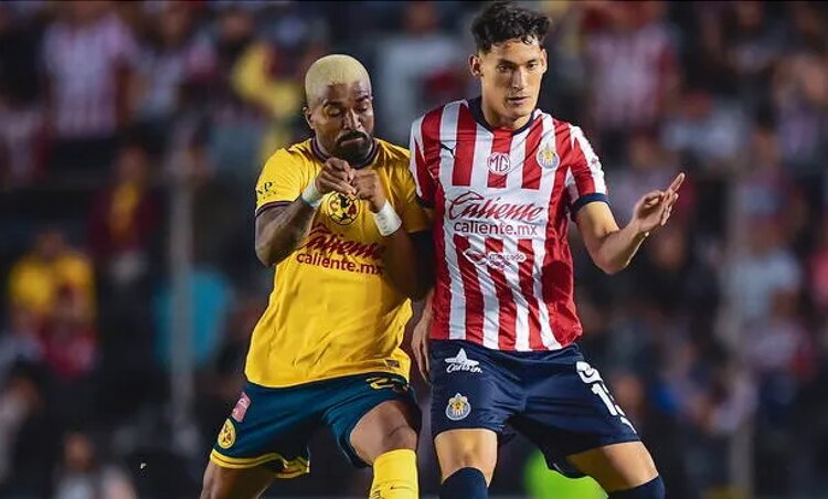 Rodrigo Aguirre y 'Chiquete' Orozco en el Clásico Nacional Apertura 2024 Foto: Mexsport