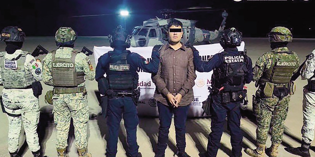 Agentes operativos custodian a Gabriel Martínez, ayer.