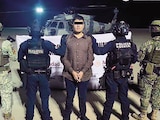 Agentes operativos custodian a Gabriel Martínez, ayer.