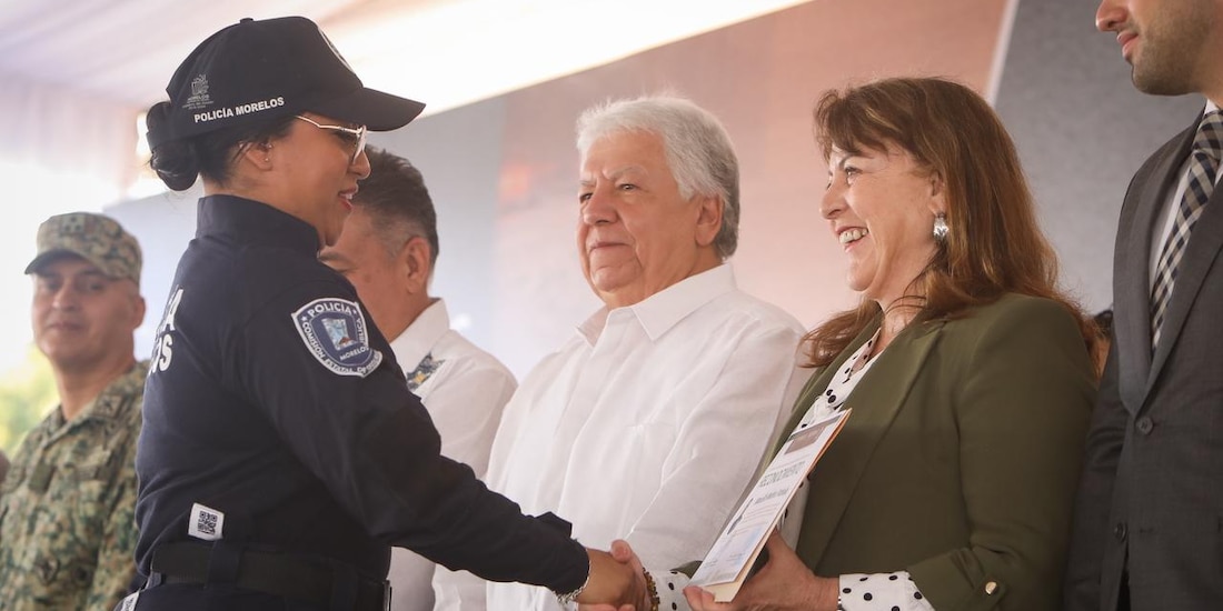 Margarita González, gobernadora de Morelos, saluda a una oficial de policía estatal.